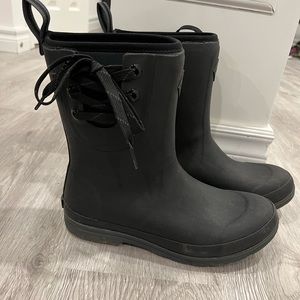 Womens MUCK BRAND  snow and rain boots size 8